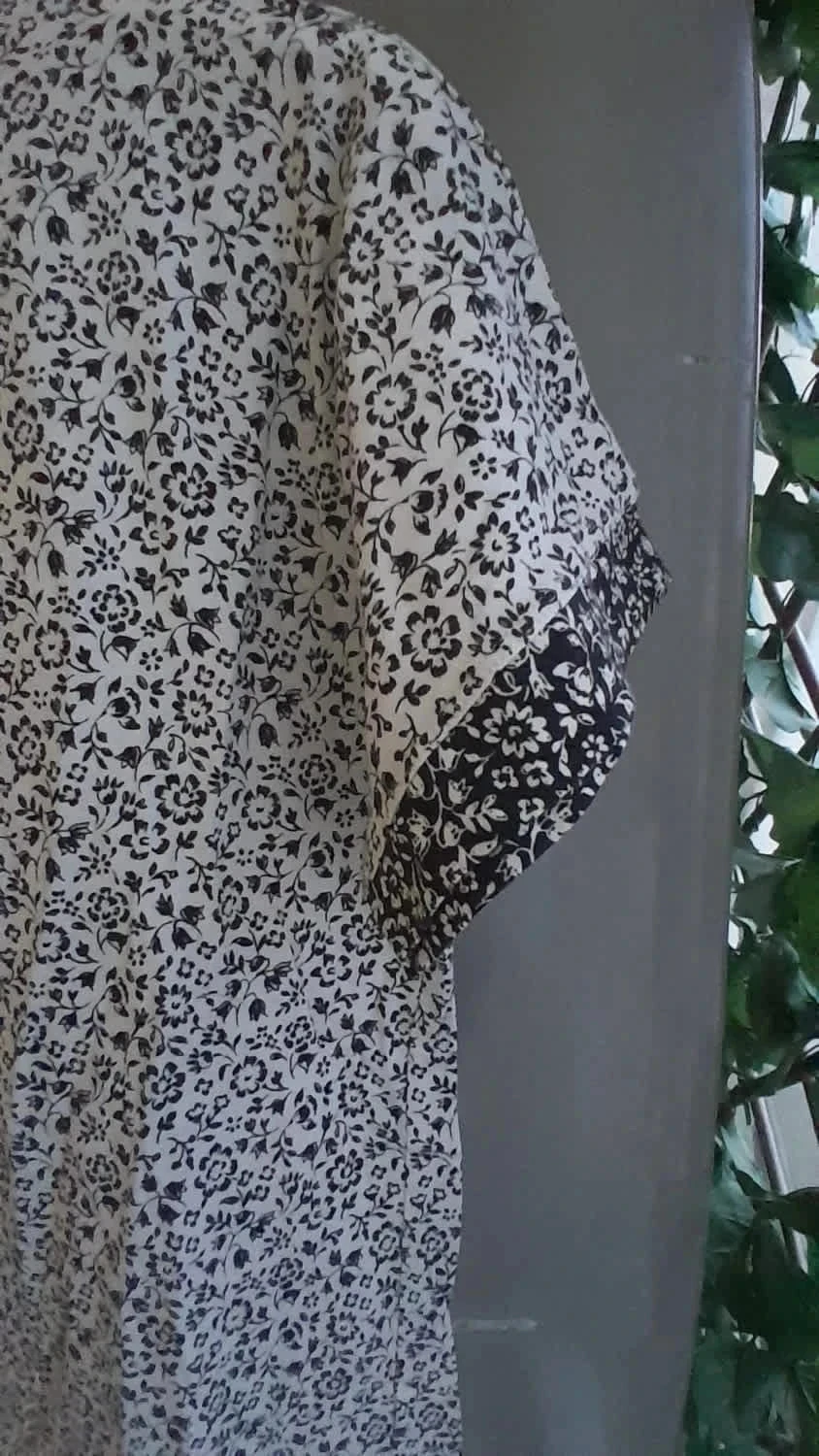 T-shirt branco com flores azuis marinho, tamanho 36/38, Marca Intimissimi – photo 2
